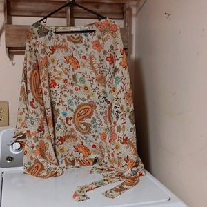 Blouse with long sleeves.